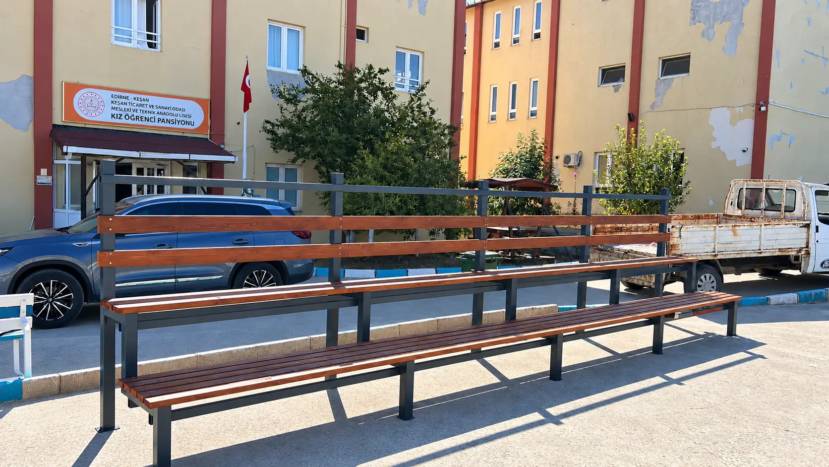 Kurumlara özel ahşap tribün ve kamelya uygulamaları